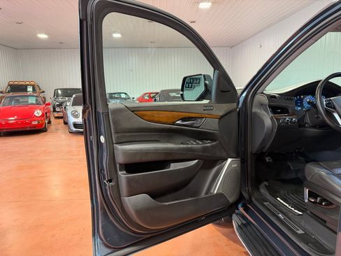 Used 2020 Cadillac Escalade Luxury AWD/4WD image 17