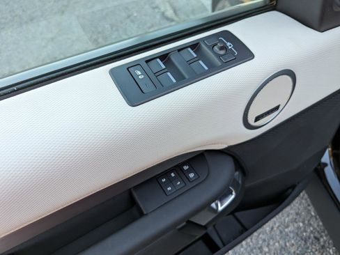 Used 2024 Land Rover Discovery Dynamic SE image 10