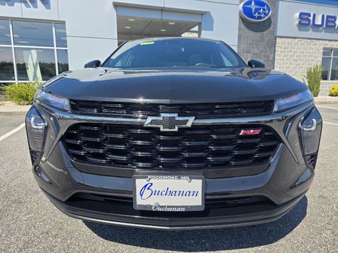 Used 2025 Chevrolet Trax RS w/ Sunroof Package FWD image 2