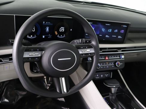 Certified 2025 Hyundai Tucson SE image 22