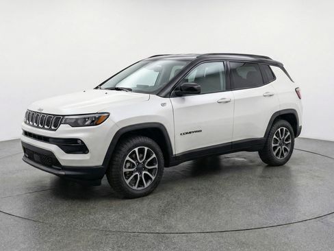 Used 2025 Jeep Compass Trailhawk AWD/4WD image 3