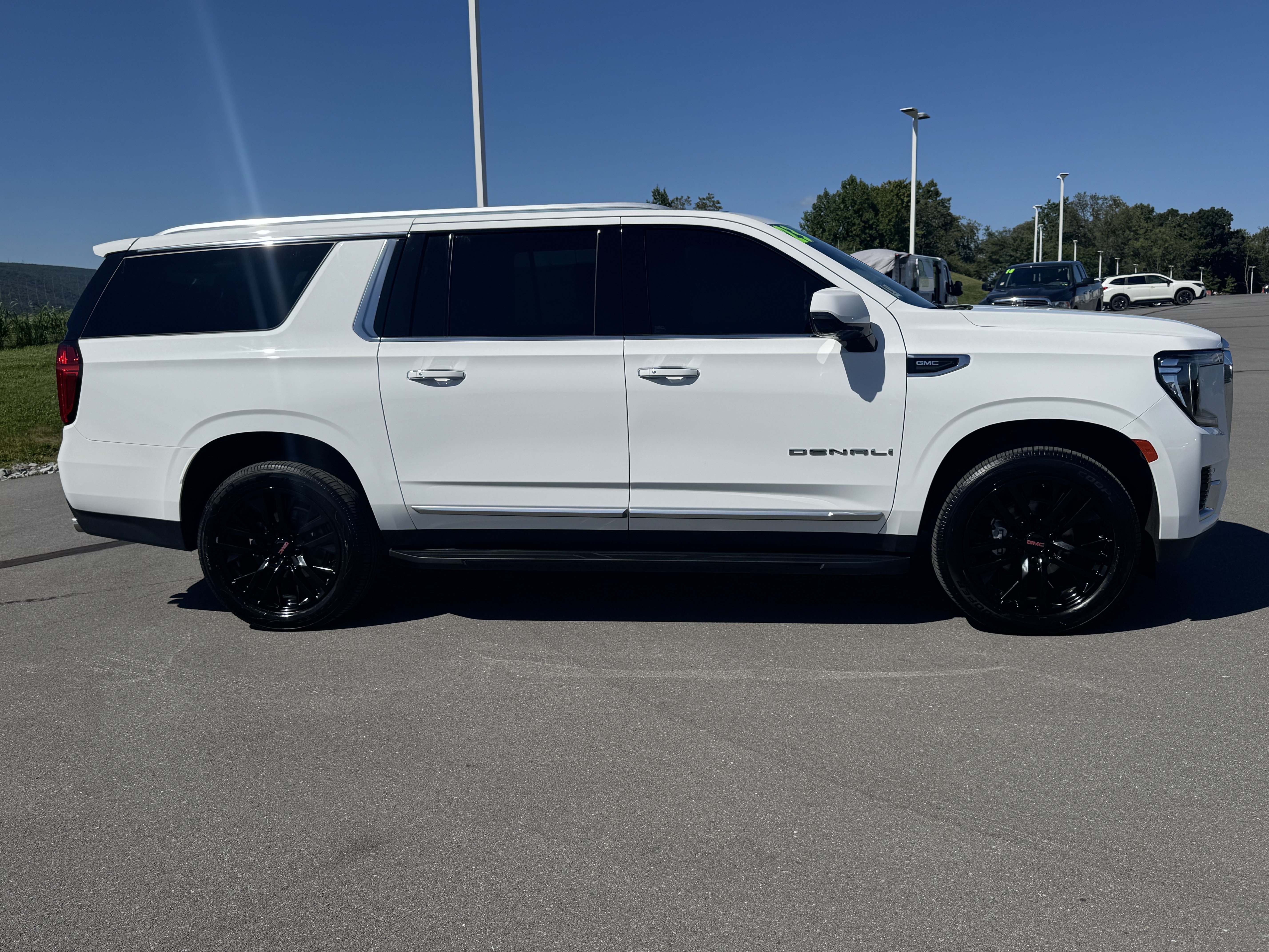 Used 2023 GMC Yukon XL Denali AWD/4WD image 2