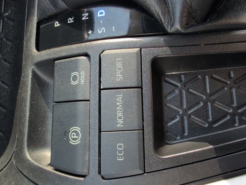 Used 2021 Toyota RAV4 LE FWD image 26