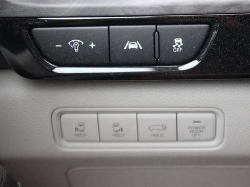 Used 2024 Kia Carnival EX FWD image 17