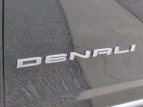 Used 2024 GMC Yukon XL Denali AWD/4WD image 9
