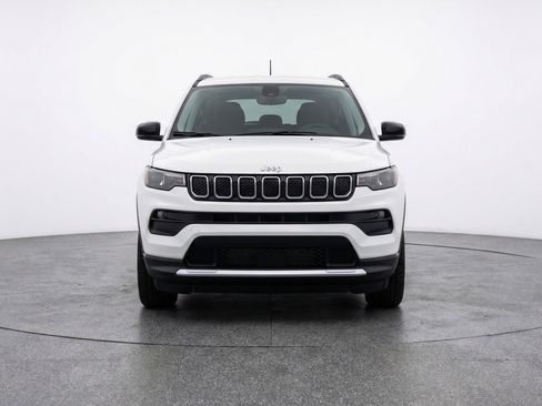 Used 2025 Jeep Compass Latitude AWD/4WD image 2