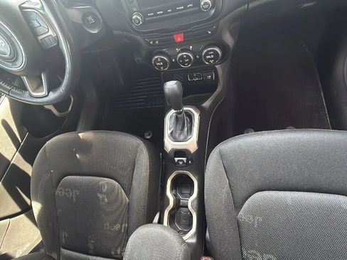 Used 2017 Jeep Renegade Latitude FWD image 24