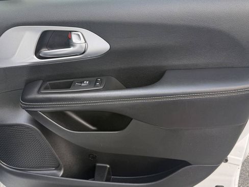 Used 2018 Chrysler Pacifica Touring Plus w/ S Appearance Package FWD image 15