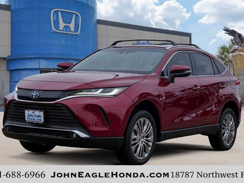 Used 2024 Toyota Venza XLE image 1