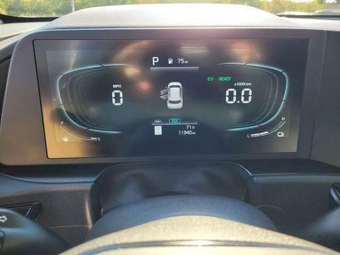 Used 2025 Kia Niro LX image 22