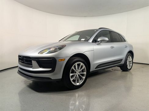 Used 2025 Porsche Macan w/ Premium Package Plus image 3