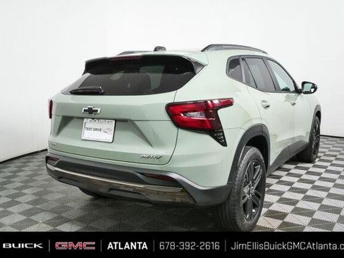 Used 2025 Chevrolet Trax ACTIV w/ Sunroof Package FWD image 3