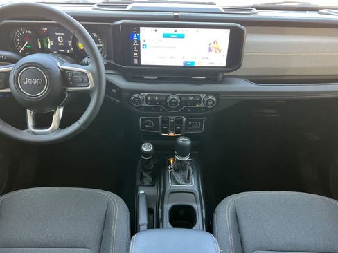 Used 2025 Jeep Wrangler Unlimited Sahara AWD/4WD image 4