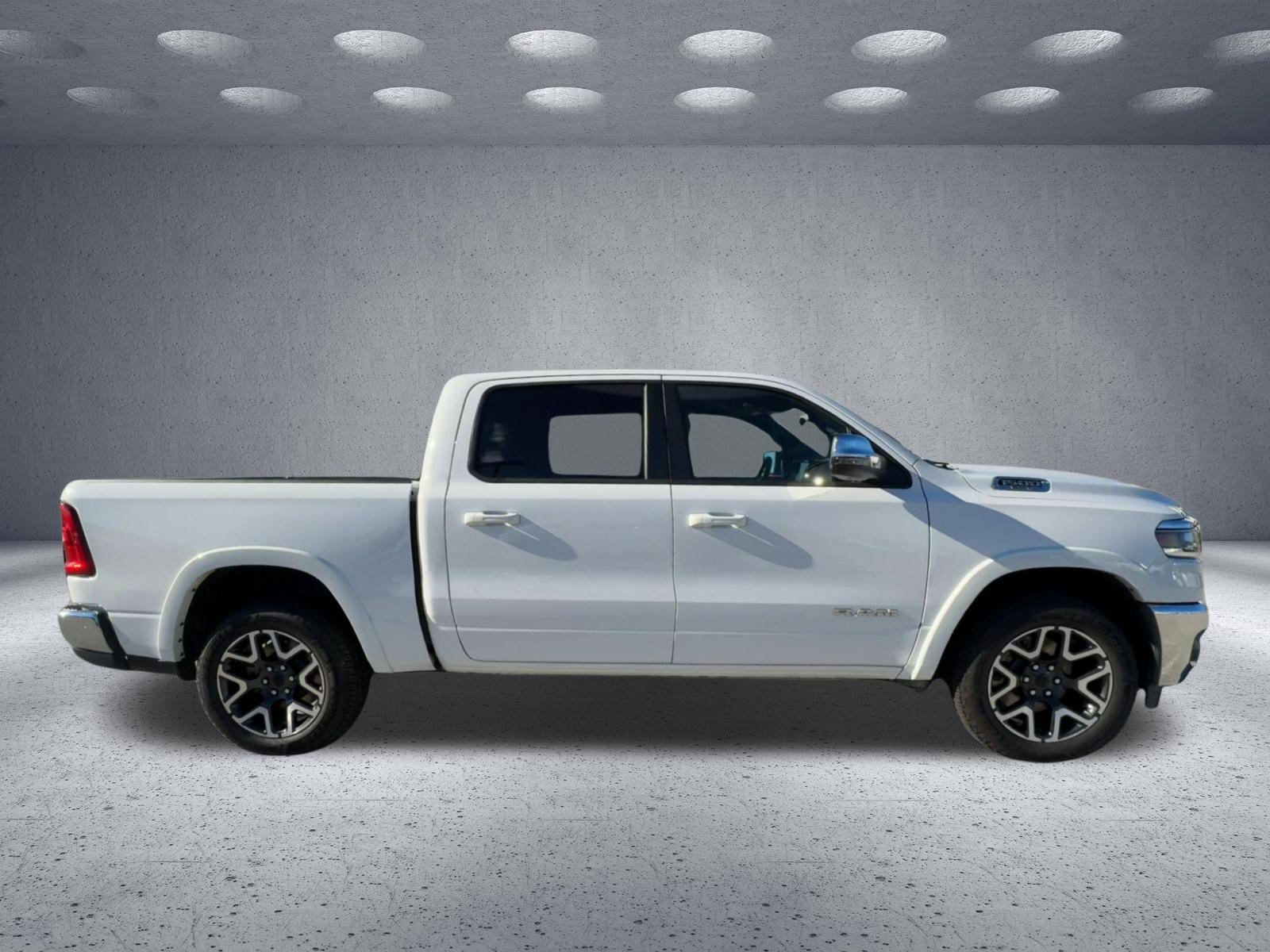 Used 2025 RAM 1500 Laramie AWD/4WD image 6