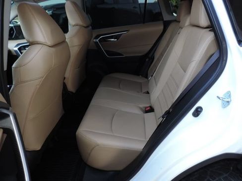 Used 2019 Toyota RAV4 XLE Premium FWD image 18