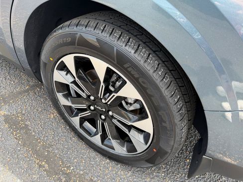 Used 2024 Kia Carnival EX FWD image 8
