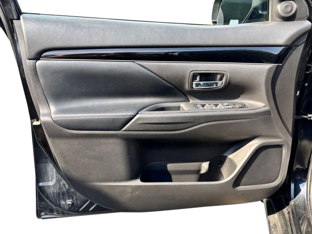 Used 2019 Mitsubishi Outlander FWD image 16