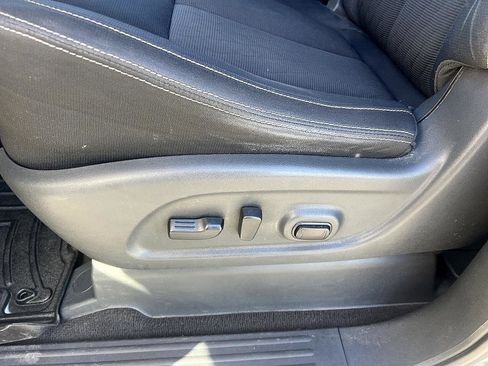 Used 2018 Nissan Titan SV w/ SV Convenience Package image 21