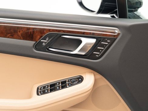 Used 2025 Porsche Macan image 24