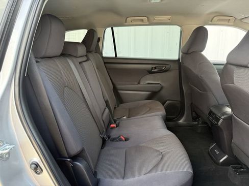 Used 2025 Toyota Highlander LE image 31