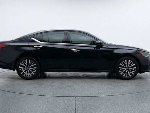 Used 2025 Nissan Altima 2.5 SV image 11