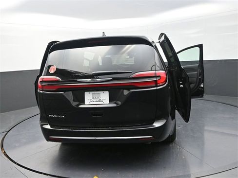 New 2026 Chrysler Pacifica Select image 30