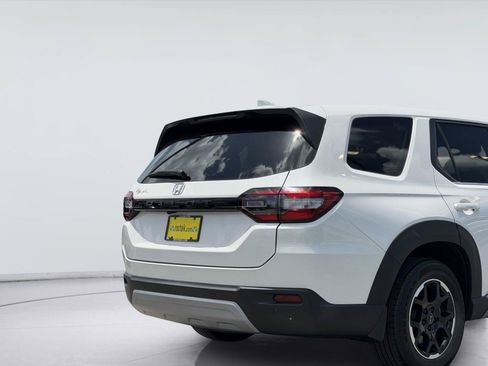 Used 2025 Honda Pilot EX-L image 11