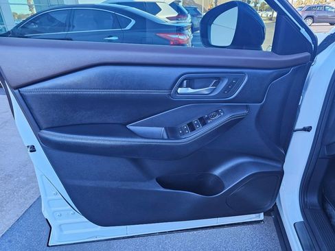 Used 2023 Nissan Rogue SL image 17