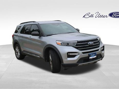 Used 2020 Ford Explorer XLT w/ Equipment Group 202A image 3