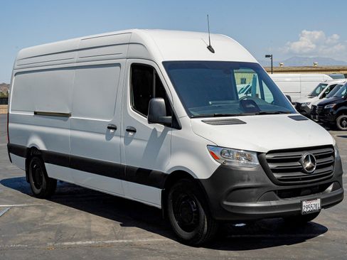 Used 2025 Mercedes-Benz Sprinter 2500 image 3