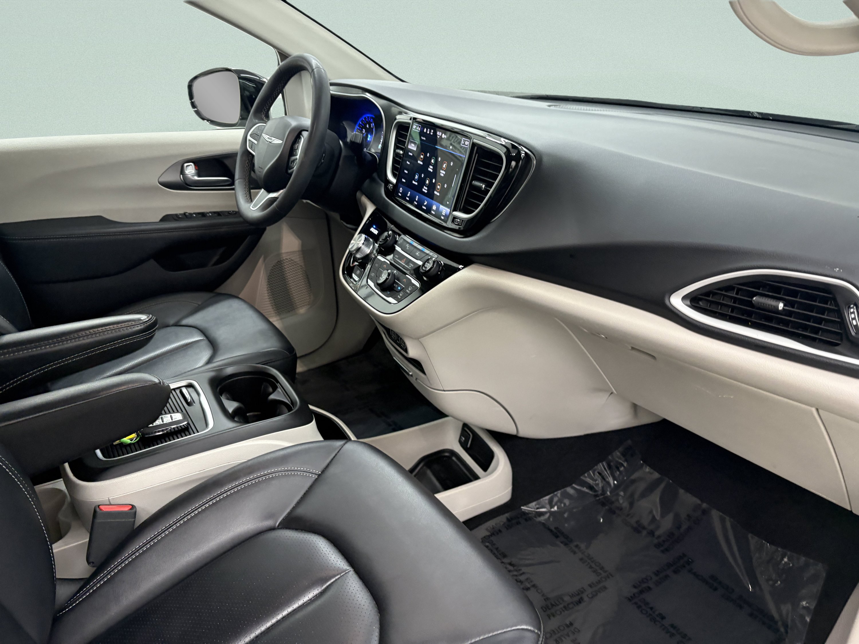 Used 2024 Chrysler Pacifica Touring-L FWD image 22