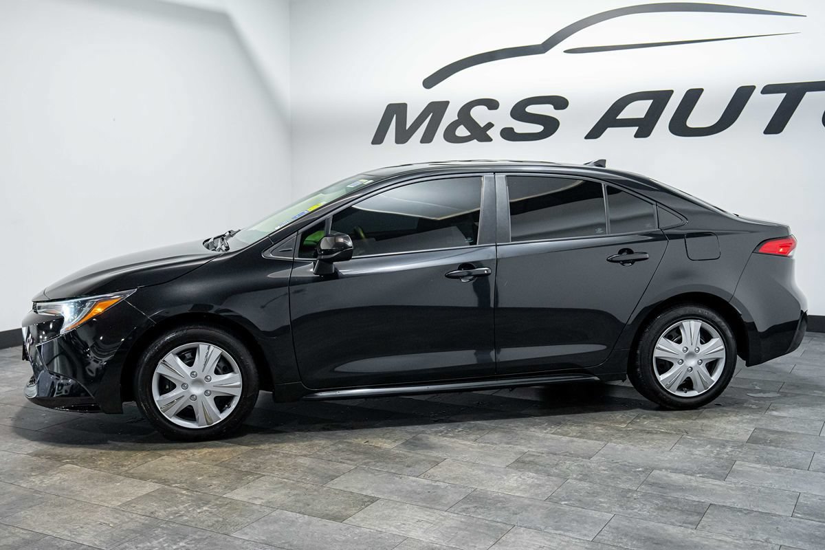 Used 2022 Toyota Corolla LE FWD image 3