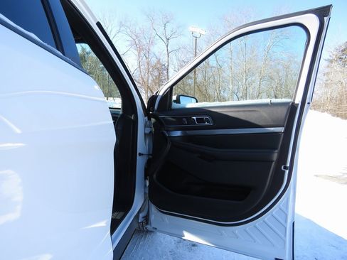 Used 2018 Ford Explorer XLT w/ Equipment Group 202A image 12