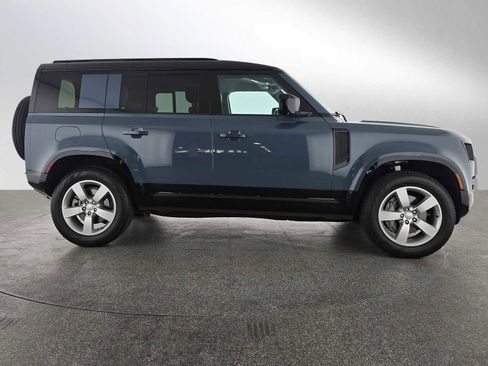 Used 2025 Land Rover Defender 110 X-Dynamic SE image 4