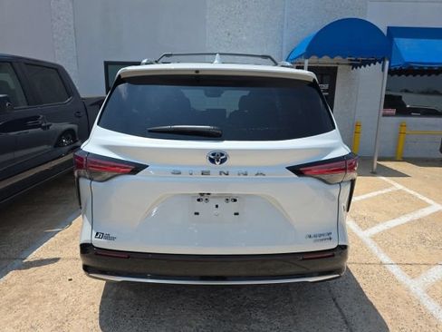 Used 2023 Toyota Sienna Platinum FWD image 4