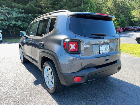 Used 2018 Jeep Renegade Latitude FWD image 7
