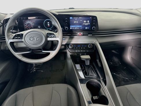 Used 2022 Hyundai Elantra SEL w/ Convenience Package FWD image 17