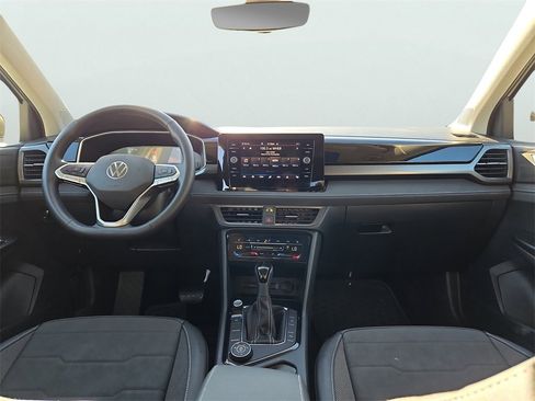 Certified 2025 Volkswagen Taos SE image 11