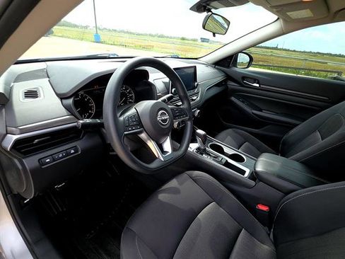 Used 2024 Nissan Altima 2.5 SV image 10