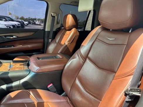 Used 2017 Cadillac Escalade Luxury AWD/4WD image 15