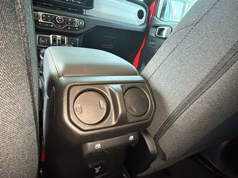 Used 2025 Jeep Wrangler Unlimited Sahara image 24