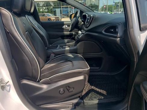 Used 2024 Chrysler Pacifica Limited w/ S Appearance Package FWD image 19