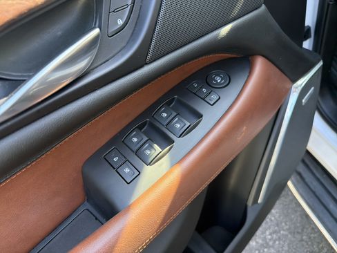 Used 2019 Cadillac Escalade ESV Luxury AWD/4WD image 13