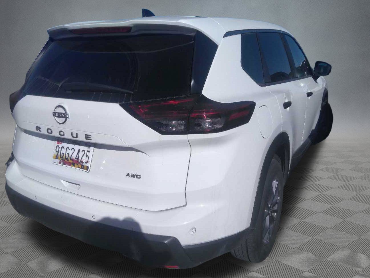 Used 2024 Nissan Rogue S AWD/4WD image 2