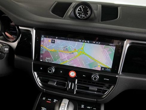 Certified 2026 Porsche Macan AWD/4WD image 18