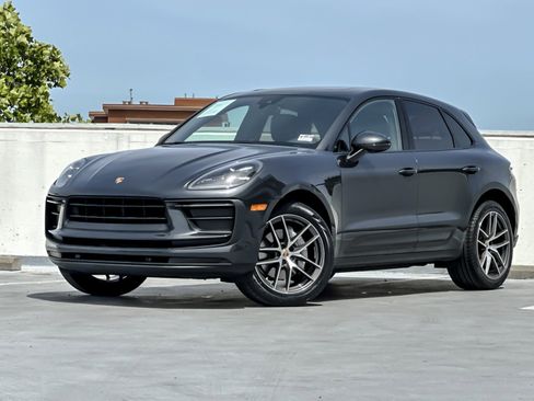 Used 2022 Porsche Macan AWD/4WD image 1