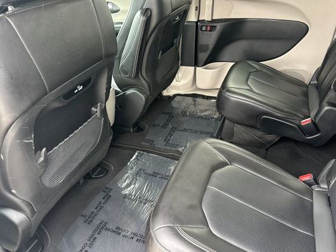 Used 2023 Chrysler Pacifica Touring-L image 11
