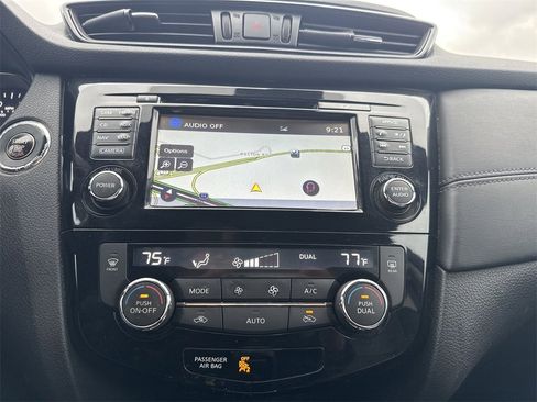 Used 2017 Nissan Rogue SL w/ SL Premium Package image 17