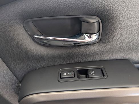 Used 2024 Nissan Titan SV w/ SV Bronze Edition Package image 21