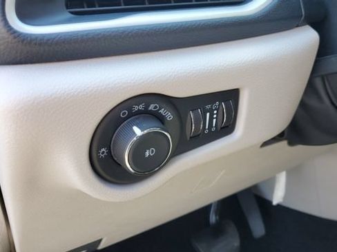 Certified 2023 Chrysler Pacifica Touring-L FWD image 9